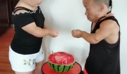 网红搞笑夫妻吃瓜了,笑料百出！